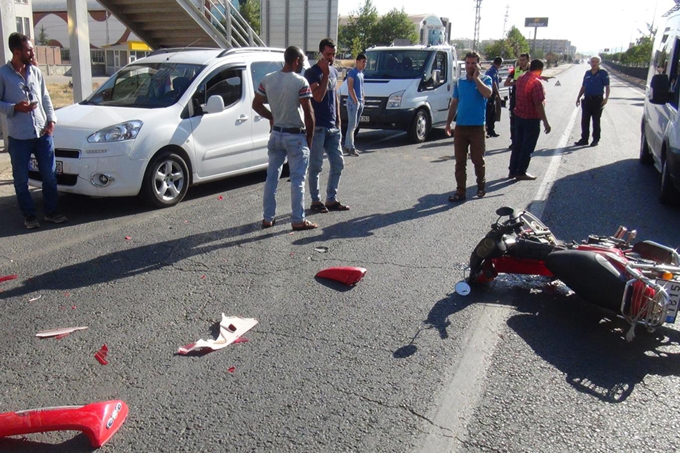 Otomobil ile motosiklet çarpıştı: 1 yaralı